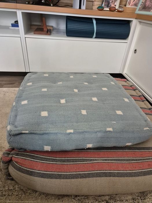 Dois puffs em ótimo estado, confortáveis e com tecidos resistentes.