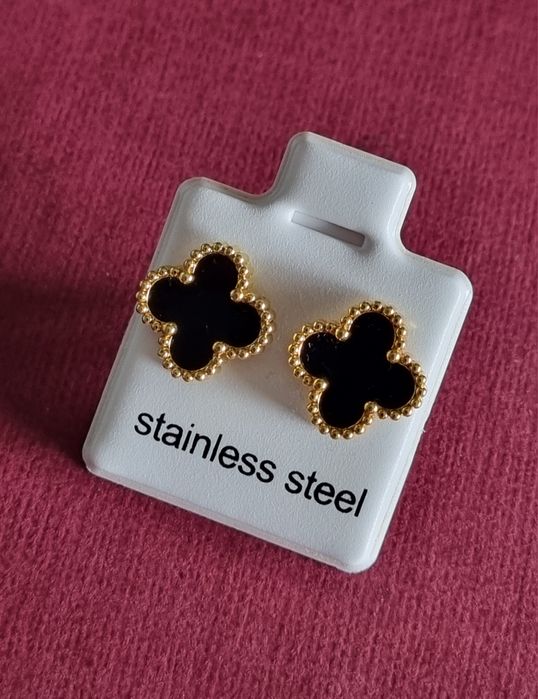 Brincos dourados, em aço, trevos brancos ou pretos. De pico.