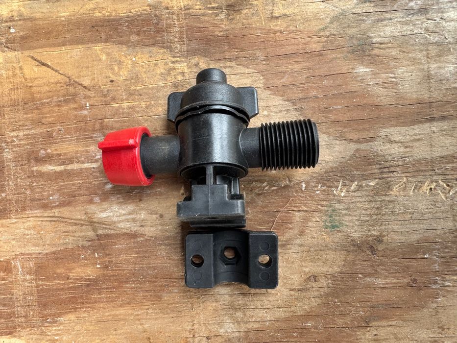 Розпилювальна форсунка, клапан