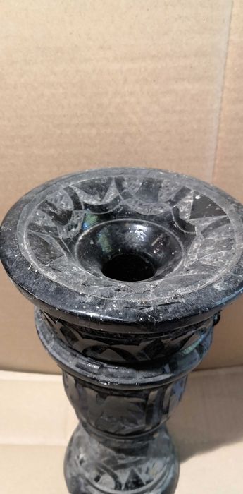 Waza rzeźbiona w węglu