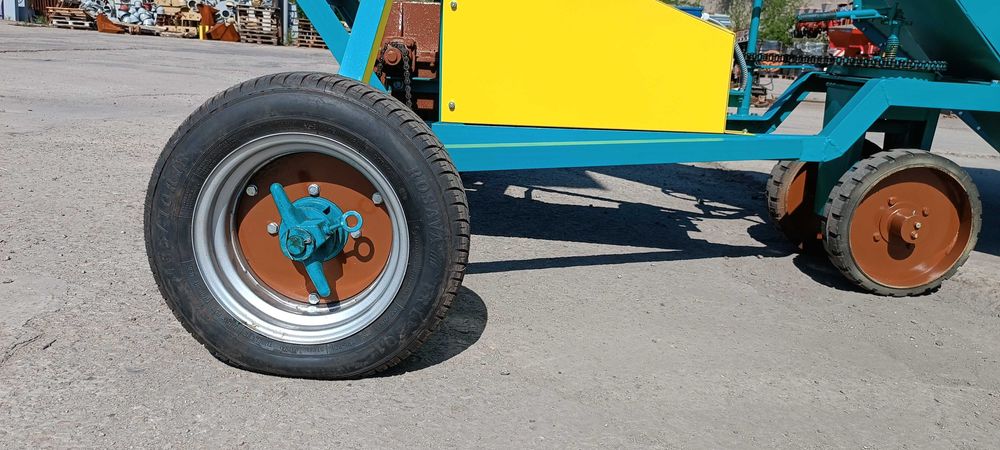 Зернометач самопересувний ЗМБ-120У «Булава», завантаження зерновозів