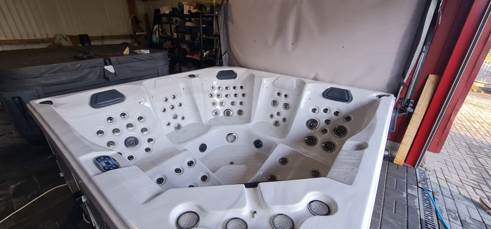 Basen bania jacuzzi 225x225 95 dysz