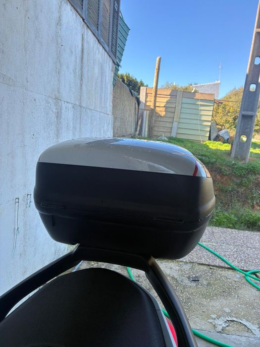 Para desocupar , baú original  yamaha em perfeito estado ,com algumas