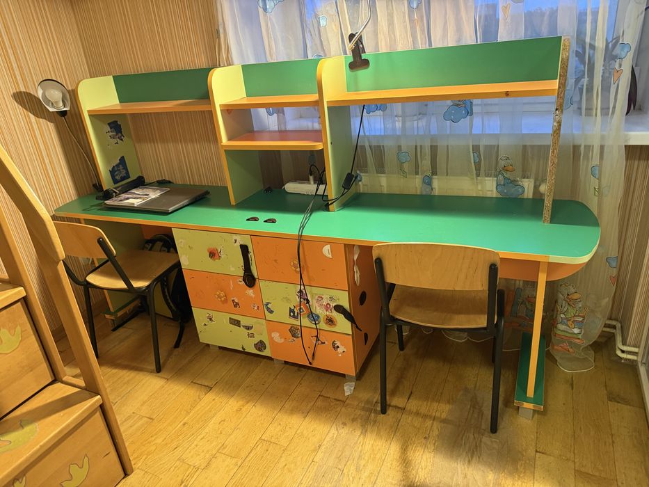 Дитячий письмовий стіл на 2 місця та стільці