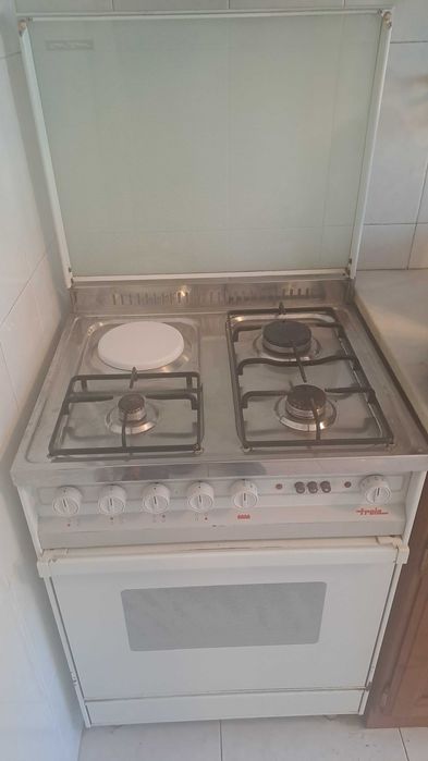 Fogão a gás com um bico eléctrico a funcionar