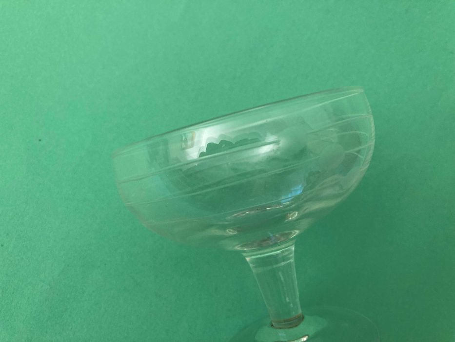 Taça em vidro trabalhado muito bonita e antiga