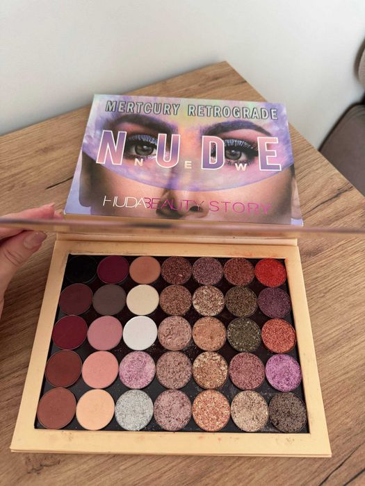 Палетка тіней Huda Beauty Story Nude Mercury Retrograde