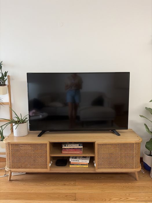 Movel TV quase novo - gato preto