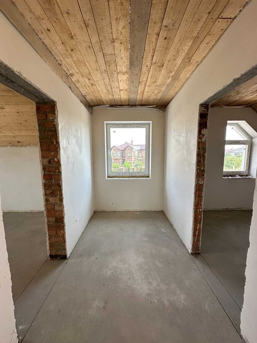 Великий будинок у Крихівцях з ділянкою 6 сот.!