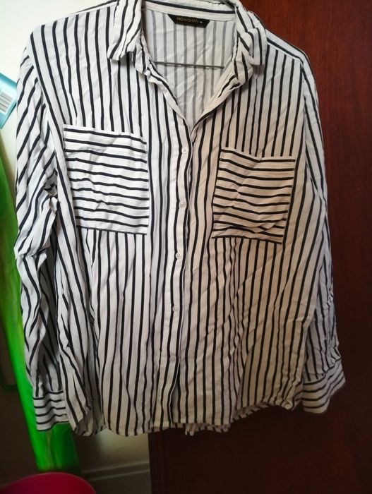 Camisa branca com riscas pretas