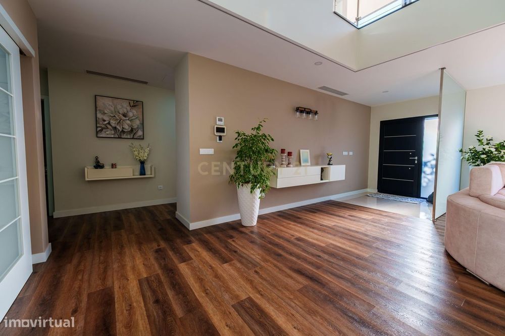 Moradia T3 com Vista Mar e Acabamentos de Excelência na Lagoa