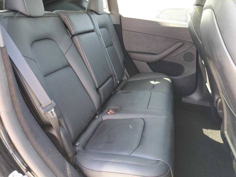 Електричний кросовер Tesla Model Y 2024 з США