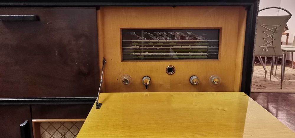 Móvel com gira-discos e rádio antigo