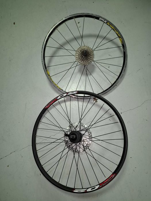 Quadro de carbono + jantes de estrada