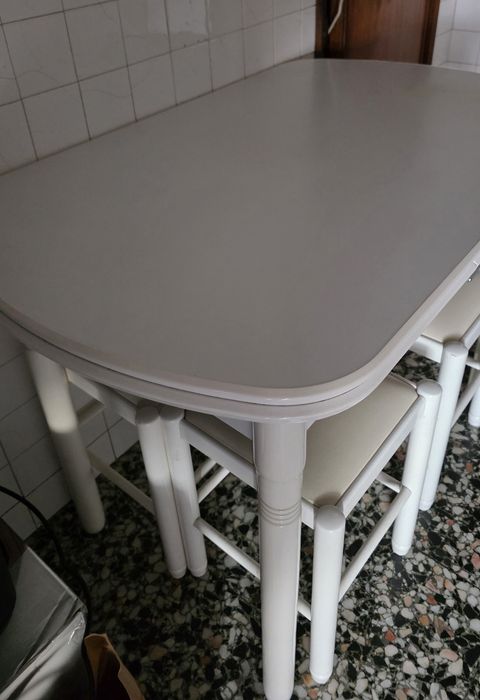Mesa de cozinha branca extensível com 4 bancos