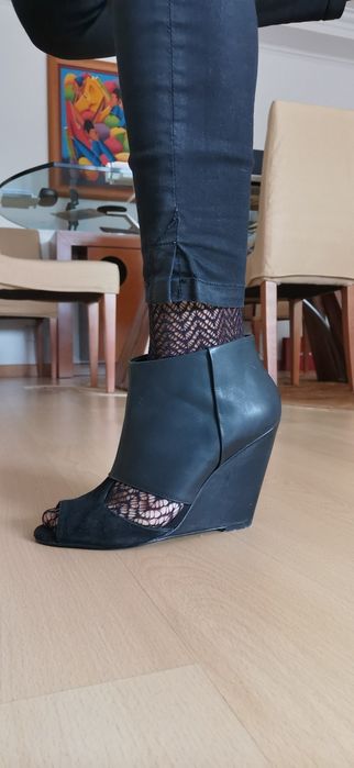 Botins de Cunha em pele, nobuk pretas