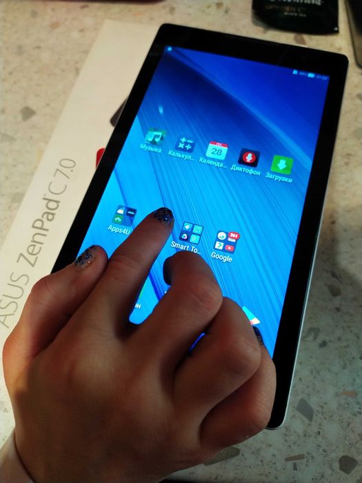 Asus планшет Zen Pad c 7.0 d в отличном состоянии почти не пользовали