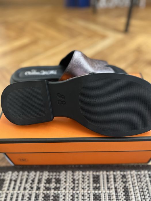 Шльопанці шкіряні жіночі в стилі Hermes