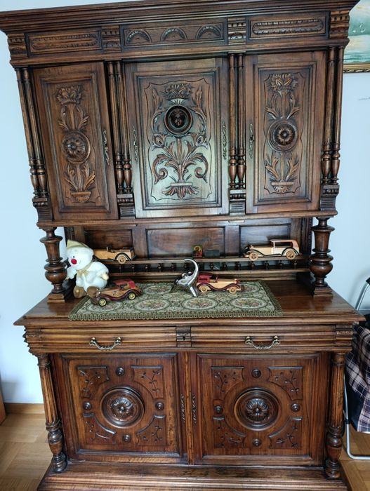 Kredens stary z rzeźbieniami