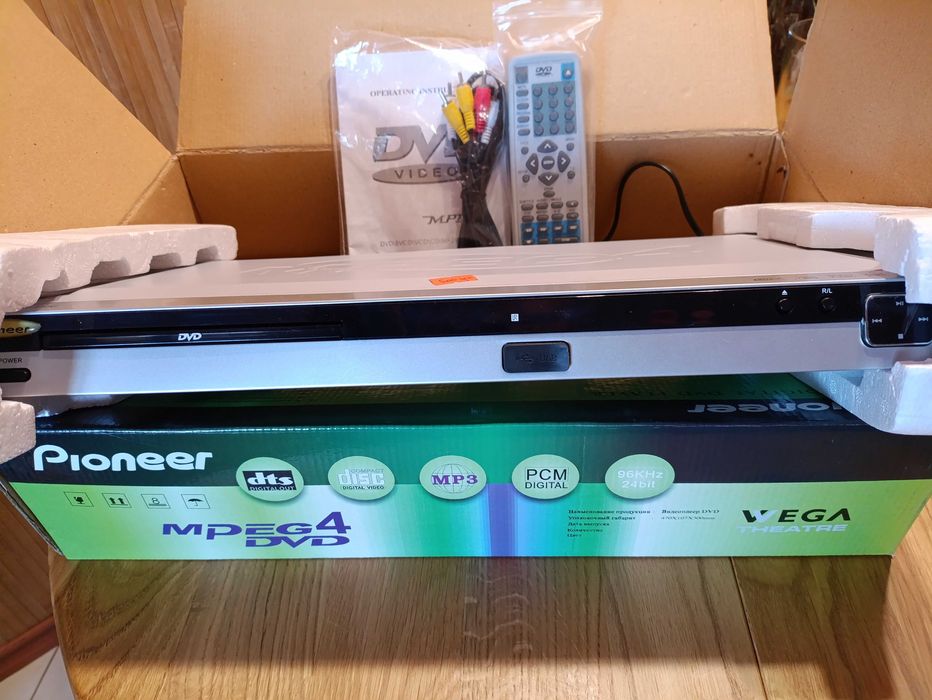 спутниковый ресивер, маршрутизатор  и DVD плеер ( см.фото )