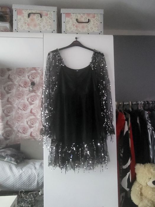 Czarna sukienka tiulowa ze srebrnymi cekinowymi frędzlami 42-44