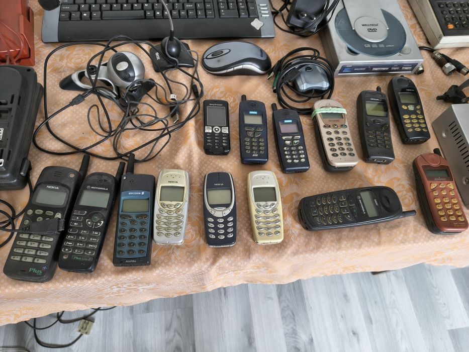 Stary telefon , kalkulator, zasilacz , dvd , casio