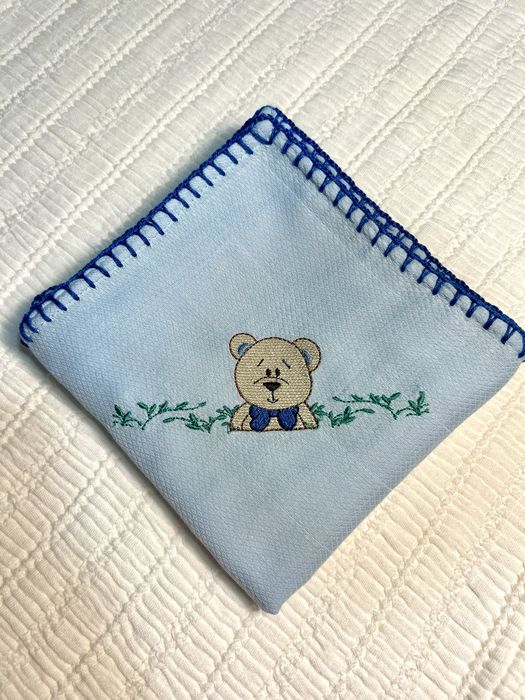 Fraldas bordadas com bainha simples