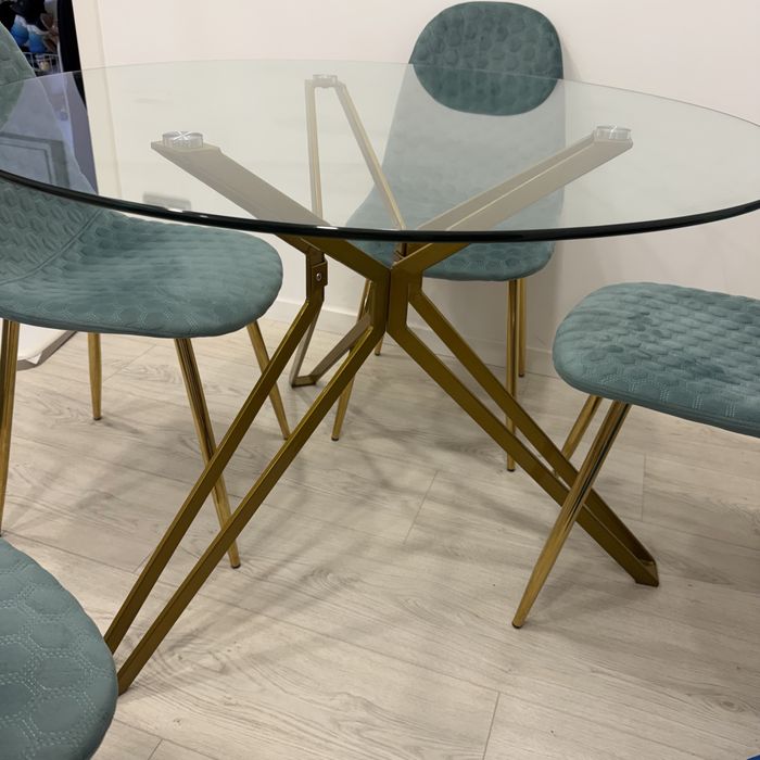 Mesa com tampo de vidro redonda 110cm + 4 cadeiras
