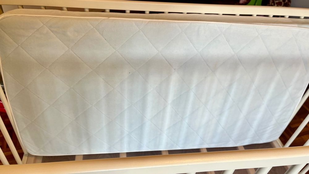 Berço com colchão e roupa de cama incluído