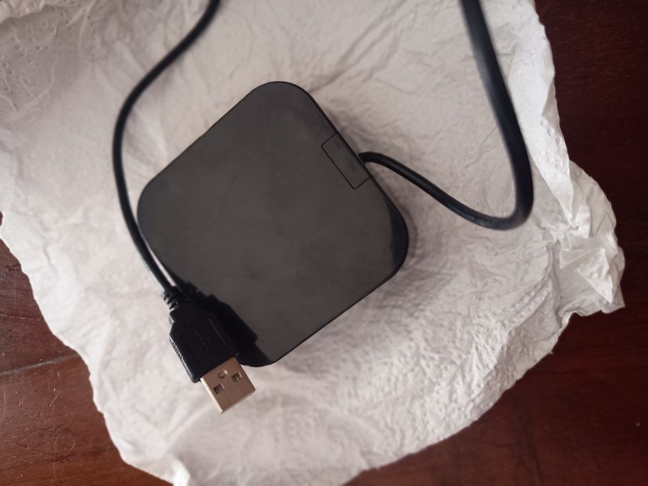 Combinação USB e leitor de cartão 2.0. Três portas USB, SD, MS, M2