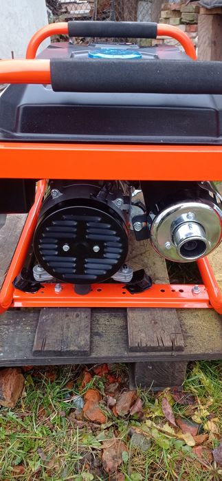 Бензиновий генератор