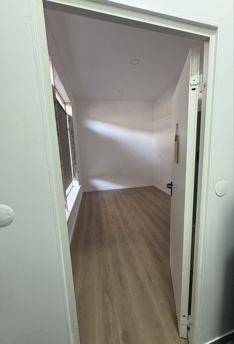 Loja / Escritório Renovado – 12 m² – Montras para a Rua