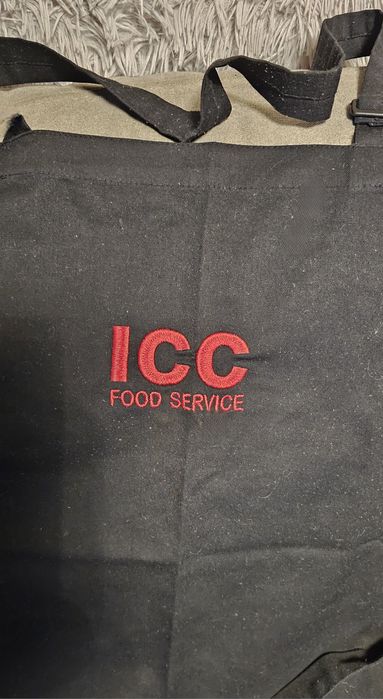 Długi czarny fartuch kuchenny lub gastronomiczny