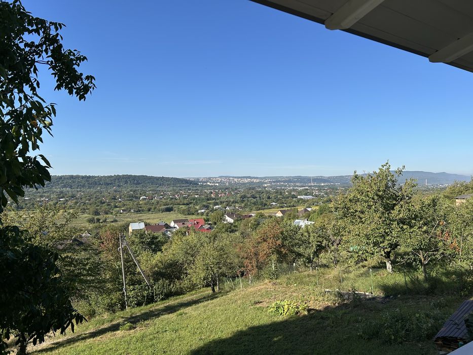 Продається будинок в дуже гарній локаціі ,з велик та гарним  на  місті