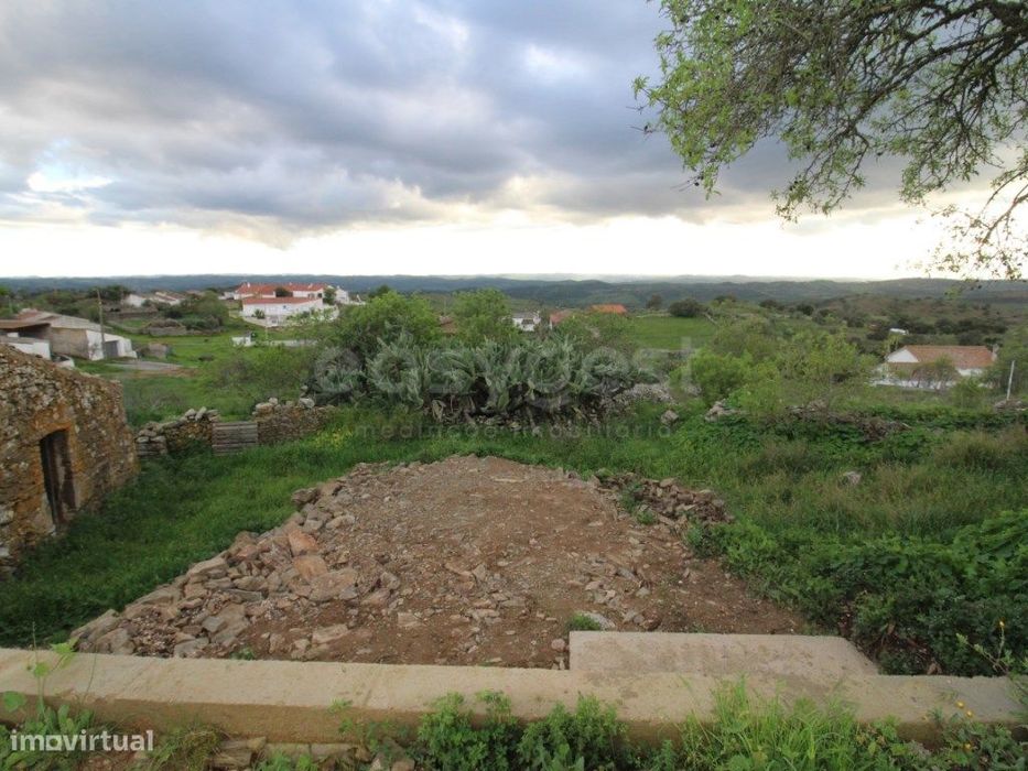 Terreno com ruína, situado em Giões, Alcoutim