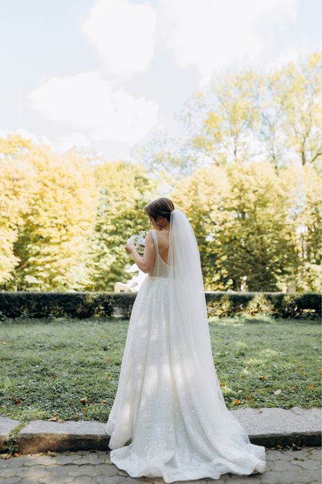 Весільна сукня кольору айворі