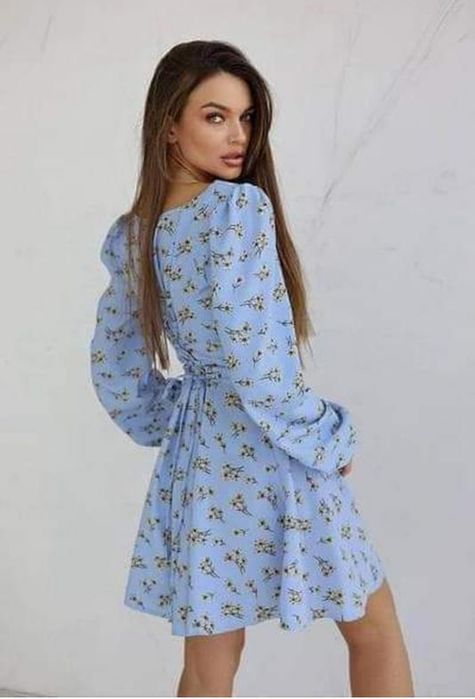 Тендітна жіноча сукня