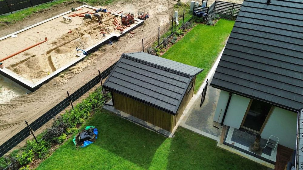 Nowoczesny domek gospodarczy 3,5 × 4 m – C24, blachodachówka, montaż