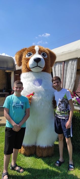 Веселий білий ведмідь та Пес Патрон привітати