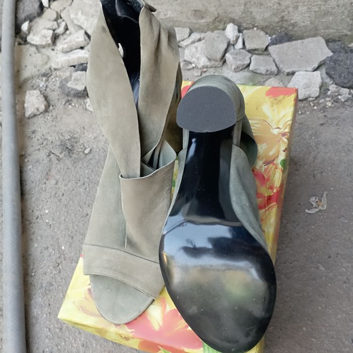 Продам босоніжки,нат замша