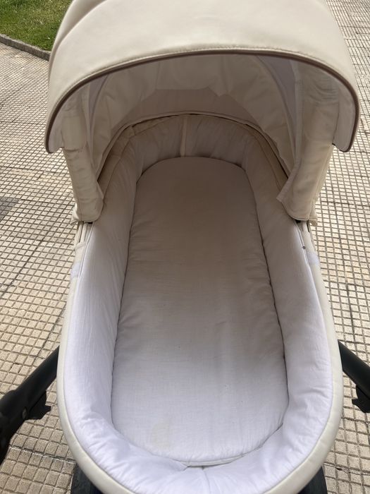 **Vendo carrinho de bebé usado em bom estado, com alguns sinais de uso**