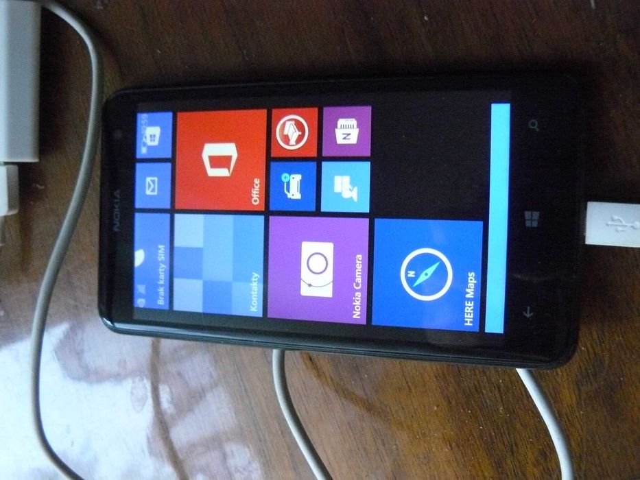 Telefon smartfon dotyk Nokia z ładowarką