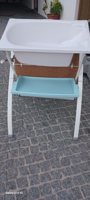 Muda fraldas com banheira