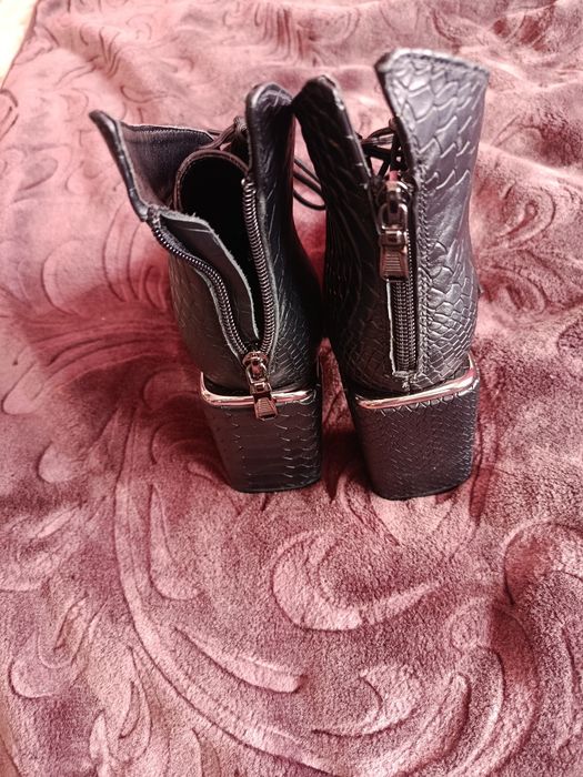 Жіночі Шкіряні Ботинки на підборі.