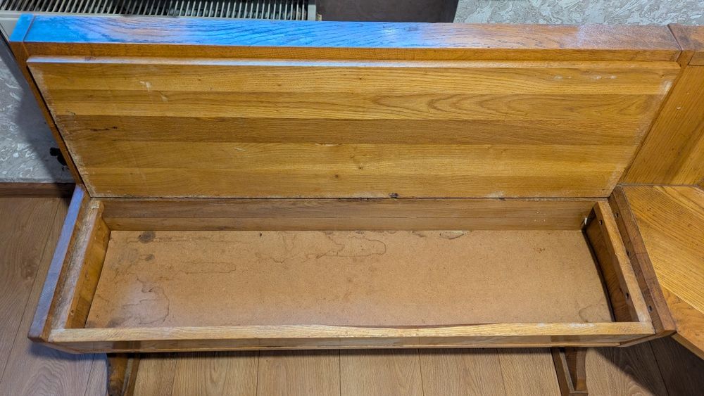 Кухонний куточок з натурального дерева, міцний, у хорошому стані