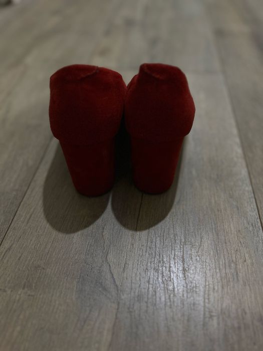 Czerwone buty na obcasie/słupku