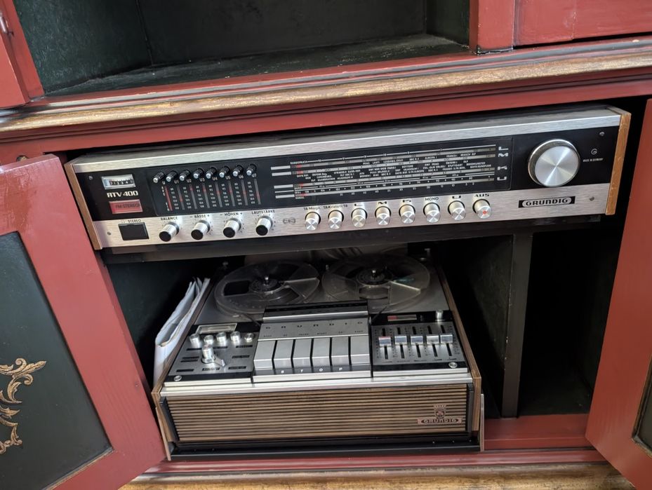 Armário de televisão vintage em pinho lacado,