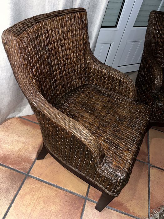 Cadeirões rusticos em madeira e folha de bananeira