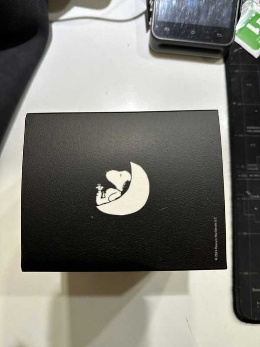 Omega x Swatch - Mission de phase de lune noire Snoopy - SO33B700