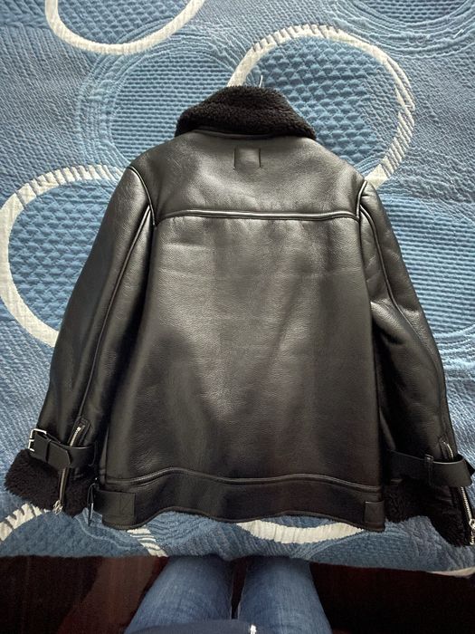 Blusão preto, imitacão de couro, forrado a caraculo preto BERSKA